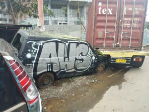 Tak Kuat Mendaki, Mobil Kontainer Seruduk Mobil Dibelakannya