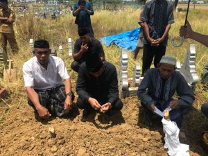 Amran SE Antar Jenazah Korban Kebakaran di Benteng Wajo