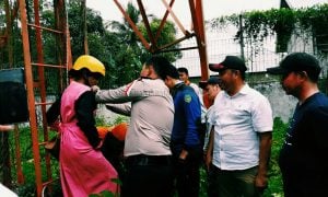 Diduga Depresi, Wanita ini Ingin Terjun dari Tower 80 Meter