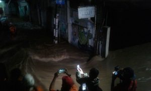Tiba di Jakarta, Banjir Kiriman dari Bogor Sudah Setinggi Dada