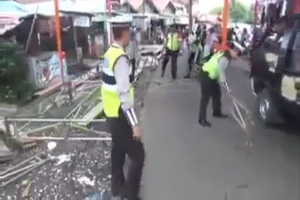 Bikin Macet, Polantas Terpaksa Bongkar Panggung Hajatan