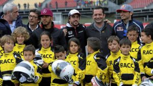 Anak-anak Ambil Alih Tugas Para Wanita Cantik di Grid F1