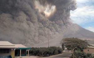 Aktivitas Meningkat, Gunung Sinabung Semburkan Material Vulkanik Setinggi Lima Kilometer