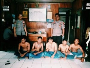 Lagi  Asik Kumpul-kumpul Pesta Miras, Padahal Polisi sudah Kepung