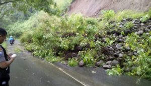 Longsor di Malino Tutup Sebagian Jalan Poros