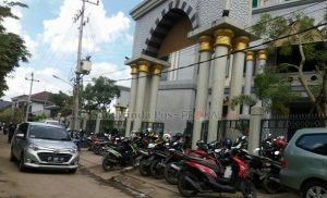 Polisi Disebar untuk Siaga saat Warga Sholat