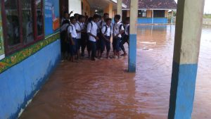 Sudah Sebulan Sekolah Banjir, Tidak Satu Pun Pemkab Membantu