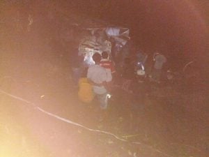 Truk Masuk Jurang, Sopir Terluka, Ribuan Mi Instan Berserakan