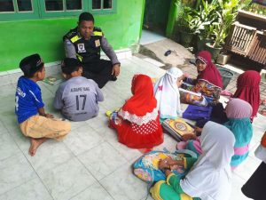 Disela Padatnya Tugas, Bripka M Jufri Nyambi Jadi Guru Ngaji