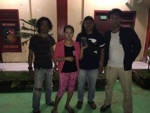 Ikut Nimbrung di Loket Obat, IRT Ini Garap HP ‘Nganggur’