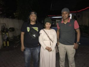 Perempuan Ini Sambar HP Korbannya Dilapangan Basket
