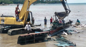 Kapal Bantuan Kementerian Kelautan Hancur Digulung Ombak