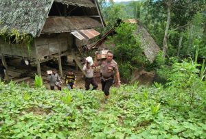 Kapolsek Naik Gunung Pikul Beras untuk Nenek Tunanetra