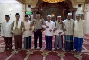 Polisi Masuk Masjid Redam Isu Penyerangan Orang Gila