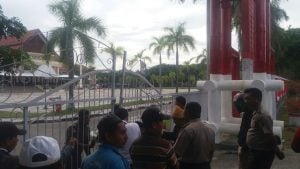 Masalah Utang, Seorang Warga Segel Kantor Bupati Parimo