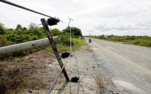 Puluhan Tiang Listrik Ambruk, Kontraktor Janji Ganti Baru