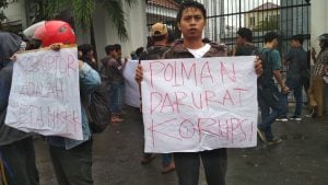 Belum Tetapkan Tersangka Korupsi Lampu Jalan Polman, Demonstran Kepung Kejati Sulsel