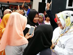Perempuan Watang Pulu Histeris Menemui Fatmawati Rusdi