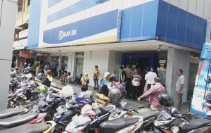 ATM Diblokir, Bank BRI Diserbu Ribuan Nasabah