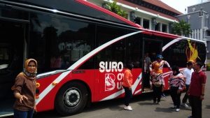 Di Surabaya, Nai Bus Bayarnya Pakai Sampah