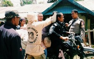 Bantu Warga yang Duka, Polisi ini Sampai Bonceng Mayat