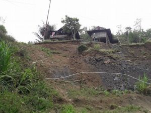 Terancam Longsong, Empat Keluarga di Batu Noni Pilih Bertahan