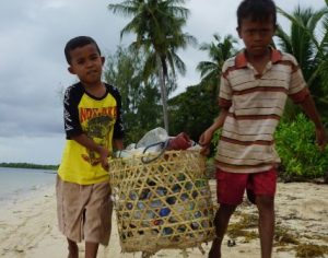 Tim Gabungan dan Murid SD Angkut 1,7 Ton Sampah Plastik dari Pantai