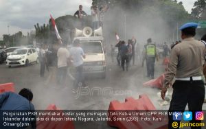 Panas!!! Demo Tolak Cak Imin Sebagai Cawapres di Depan Istana