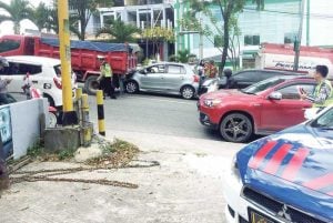 Tak Kuat di Tanjakan, Mobil Truk Hantam Dua Kenderaan