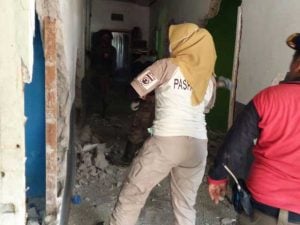 SatpolPP Acak-acak Bangunan Prostitusi, Dinding Rumah Langsung Dibongkar