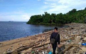 Tumpukan Sampah Renggut Keindahan Pasir Putih Malambe