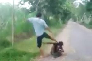 Viral! Pria Ini Tega Pukuli Orang Gila