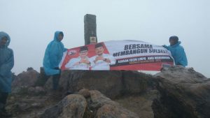Anak Muda Bentangkan Spanduk Ichsan YL-Cakka di Puncak Sulawesi