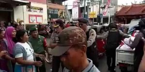 Sangat Tidak Etis Jokowi Gunakan TNI-Polri Bagi-bagi Sembako