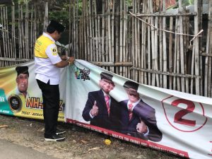 Dicegat Warga, NH Perbaiki Spanduk Agus-TBL di Pinrang