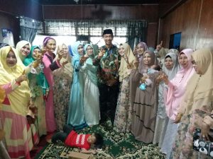 Ngajak Selfie, Amran SE Jadi ‘Rebutan’ Ibu-ibu