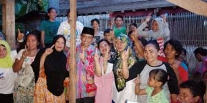 Demi Foto Bersama, Amran Mahmud Dicegat di Kecamatan Bola