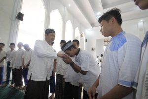 Jelang Debat, Aziz Asyik Ngajar Santri di Ponpes Hidayatullah