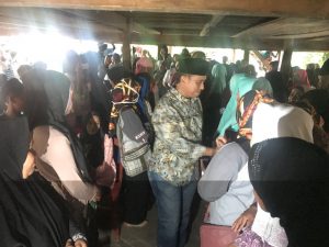 Peduli Pendidikan, Warga Rela Desak-desakan Temui PAMMASE