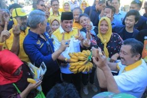 Pengunjung Pasar Sungguminasa Tak Sabar NH Gratiskan Perlengkapan Sekolah