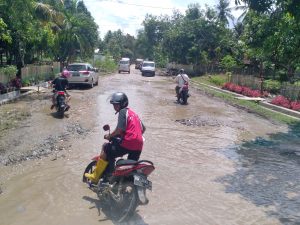 Jalan Poros Antar-Kabupaten di Sulsel Ini Mirip Kubangan Kerbau