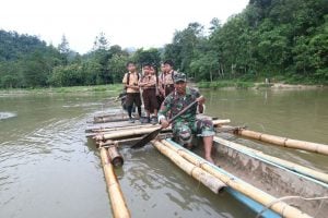 Masuk Desa Terisolasi, Satgas TNI Pakai Rakit Antar Anak Sekolah