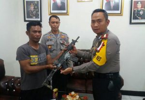 Nelayan Temukan Senpi Laras Panjang Berisi Amunisi Aktif