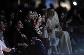 Aturan Saudi Larang Perempuan Berjoget saat Konser Diejek Netizen
