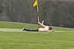 Pemuda Cabul Mesum dengan Lubang Golf