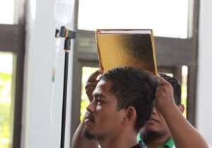 Saksi Tenteng Infus Hadiri Sidang