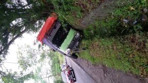 Sopir Ngantuk, Truk Enam Roda Tabrak Bukit