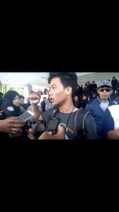 Waduh… Gagal Redam Amukan Massa, Oknum Brimob Justru Pukul Wartawan