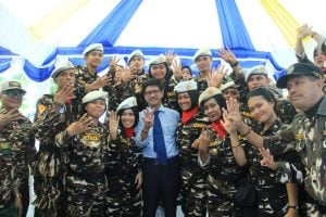 Pengurus Kosgoro dan FKPPI “Rebutan” Foto Salam 4 Jari Bareng Ichsan Yasin Limpo
