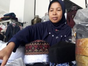 Songkok Laris Manis, Pembeli dari Daerah Datang Memborong